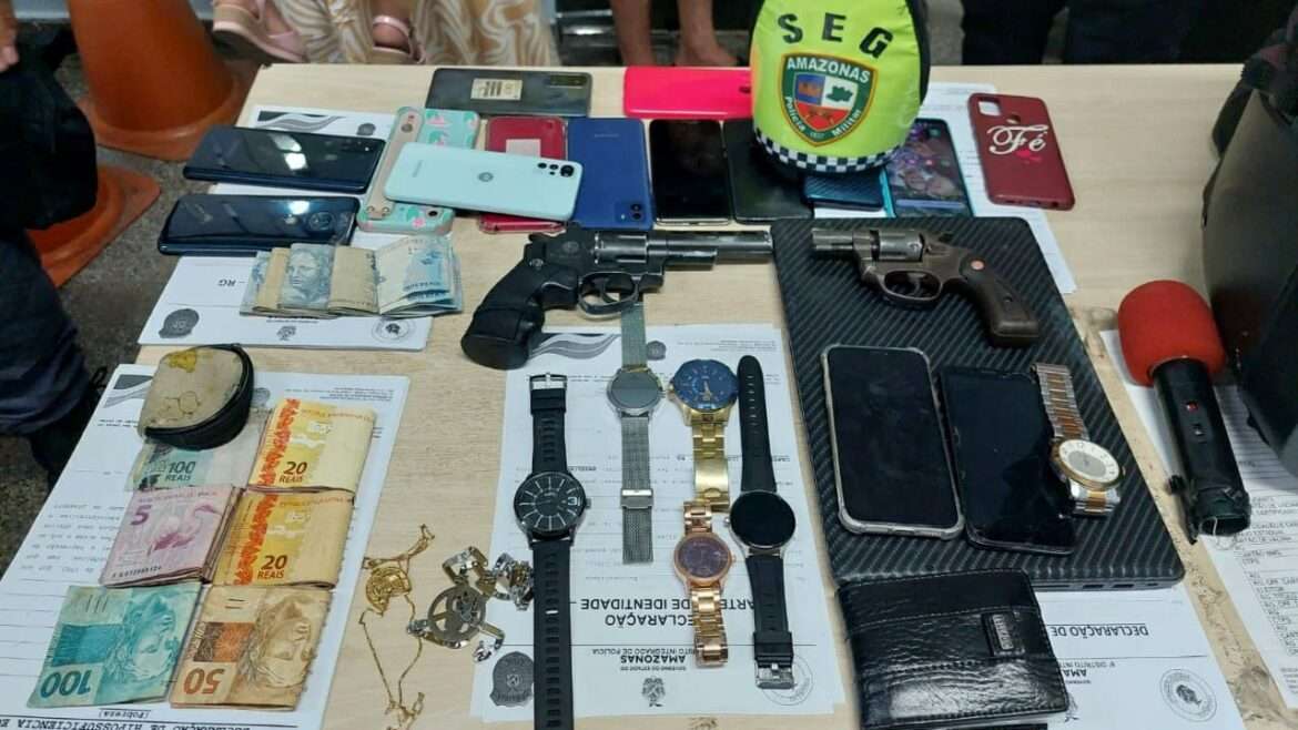 Foragidos da justiça são presos por roubo e porte de arma de fogo