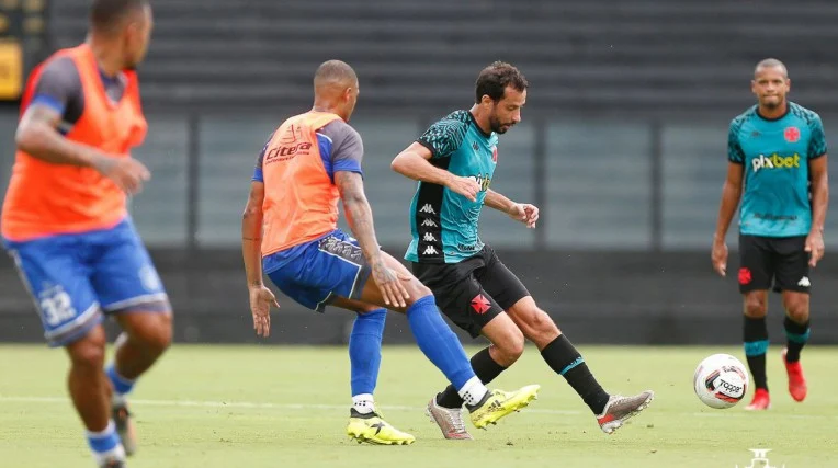 Vasco utiliza seis contratações no time titular e vence jogo-treino