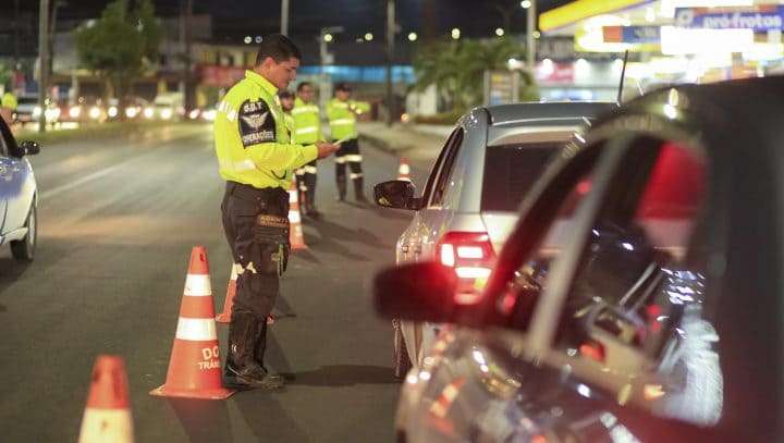 Prefeitura de Manaus autua 72 motoristas por dirigirem com as lâmpadas apagadas durante a noite