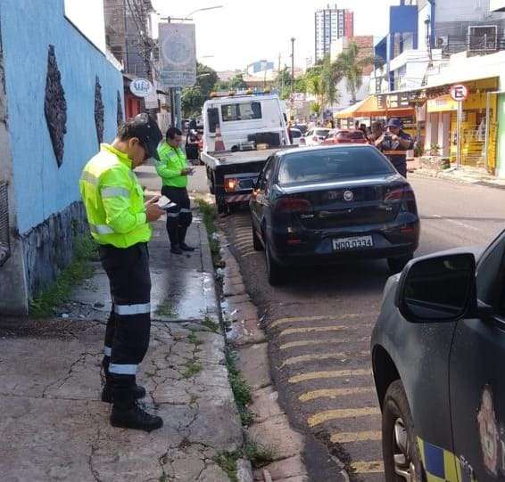 Prefeitura de Manaus monitora estacionamento irregular no Centro e remove veículos