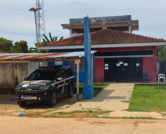 Homem é preso por tráfico de drogas e posse ilegal de arma de fogo, em Jutaí