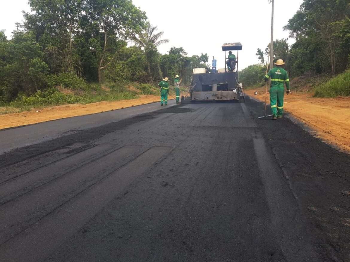 Obras de pavimentação do Ramal do Mapiá avançam em Borba