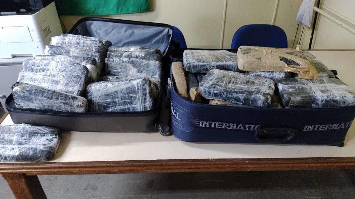 Vídeo: Polícia Civil do Amazonas apreende 40 quilos de drogas dentro de embarcação no Porto da Panair