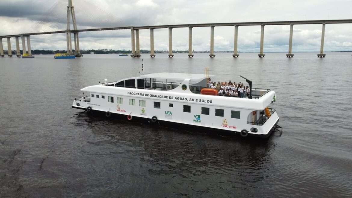 Barco de pesquisa da UEA lança expedição de monitoramento das águas dos rios do Amazonas