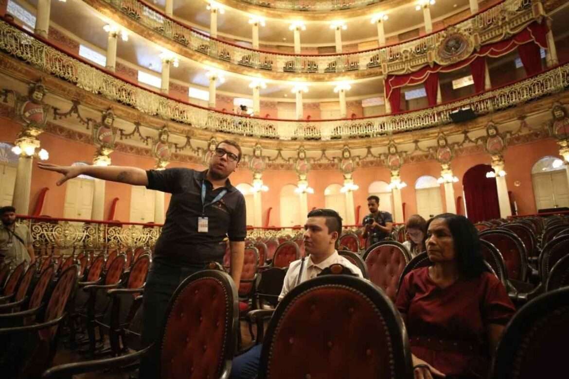 Visita guiada no Teatro Amazonas é opção para alunos durante o período de férias