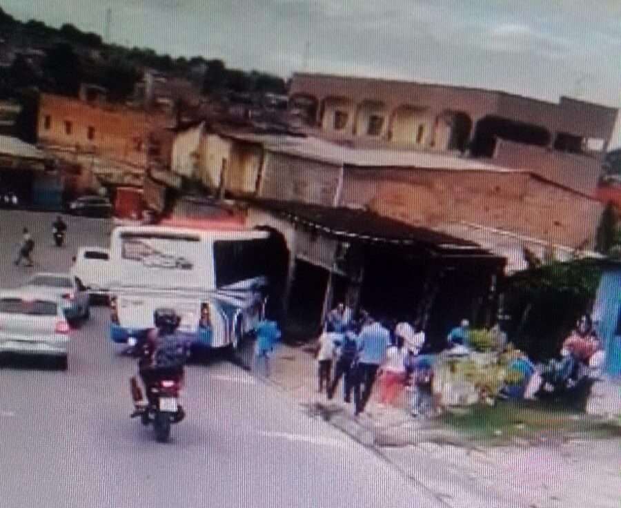 Ônibus com 30 passageiros invade casa em Manaus