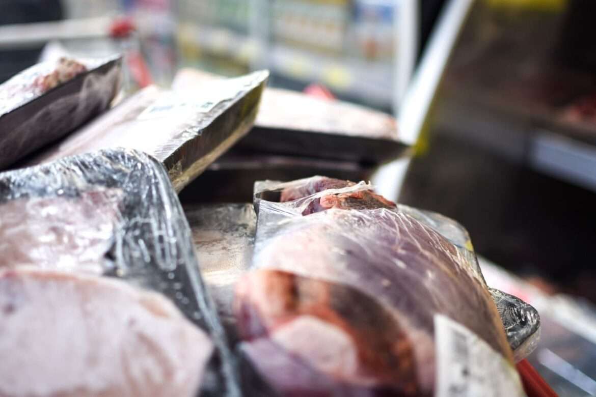 Procon-AM apreende mais de 112 kg de carne imprópria e outros produtos em supermercado da zona sul de Manaus