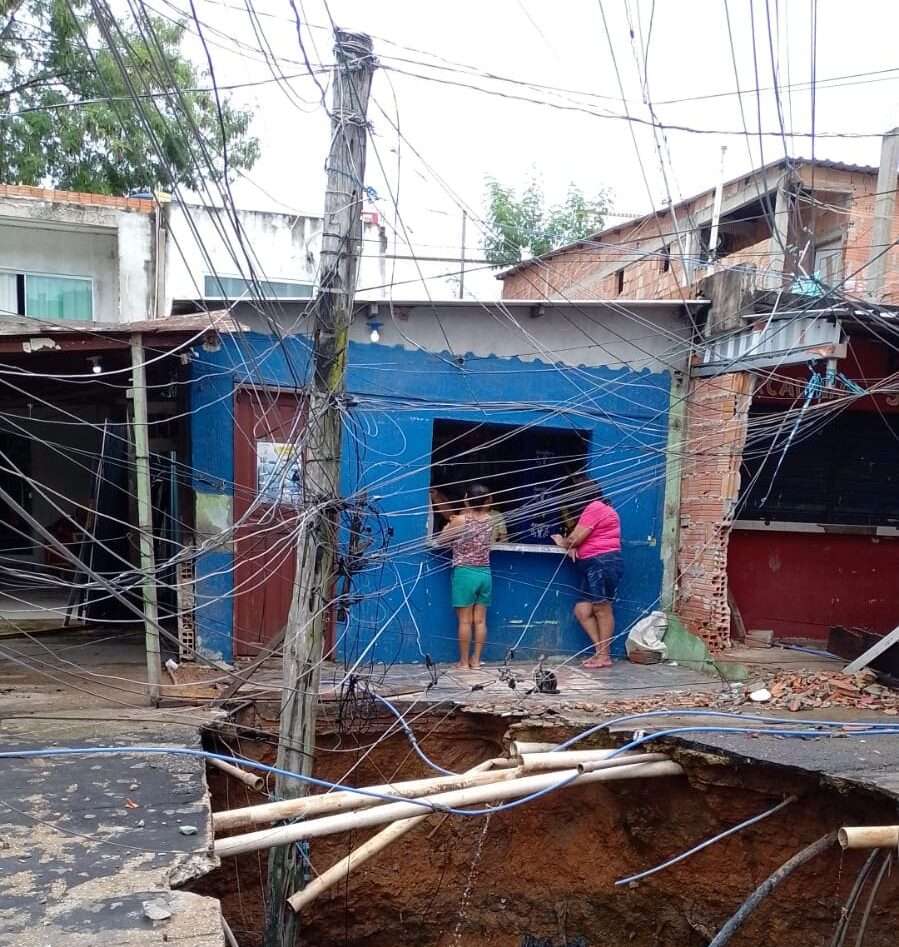 Amazonas Energia atende situação de risco na rua Bertino, no bairro Colônia Oliveira Machado, e isola rede de fornecimento clandestina