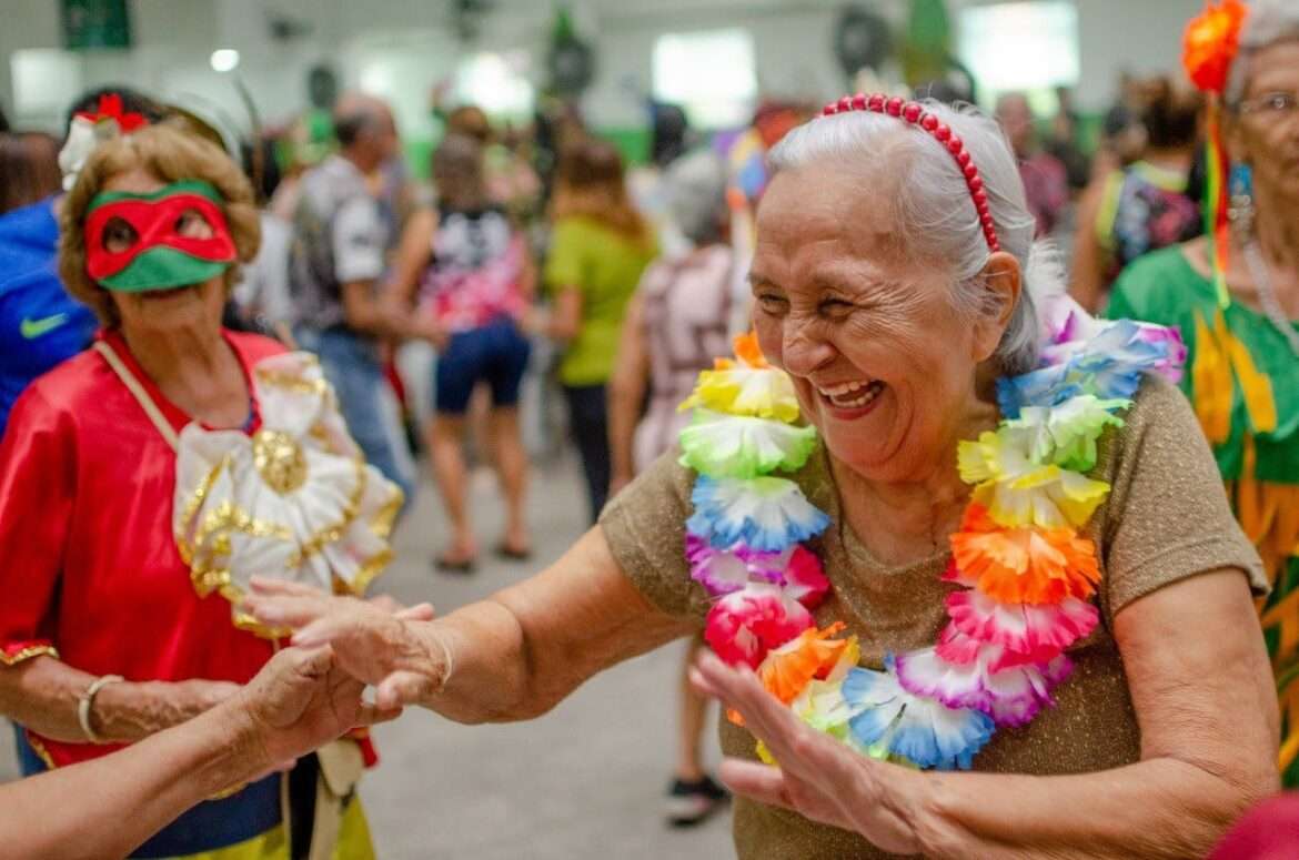 Alegria e diversão marcam o 1º grito de Carnaval de pessoas idosas assistidas pela Sejusc
