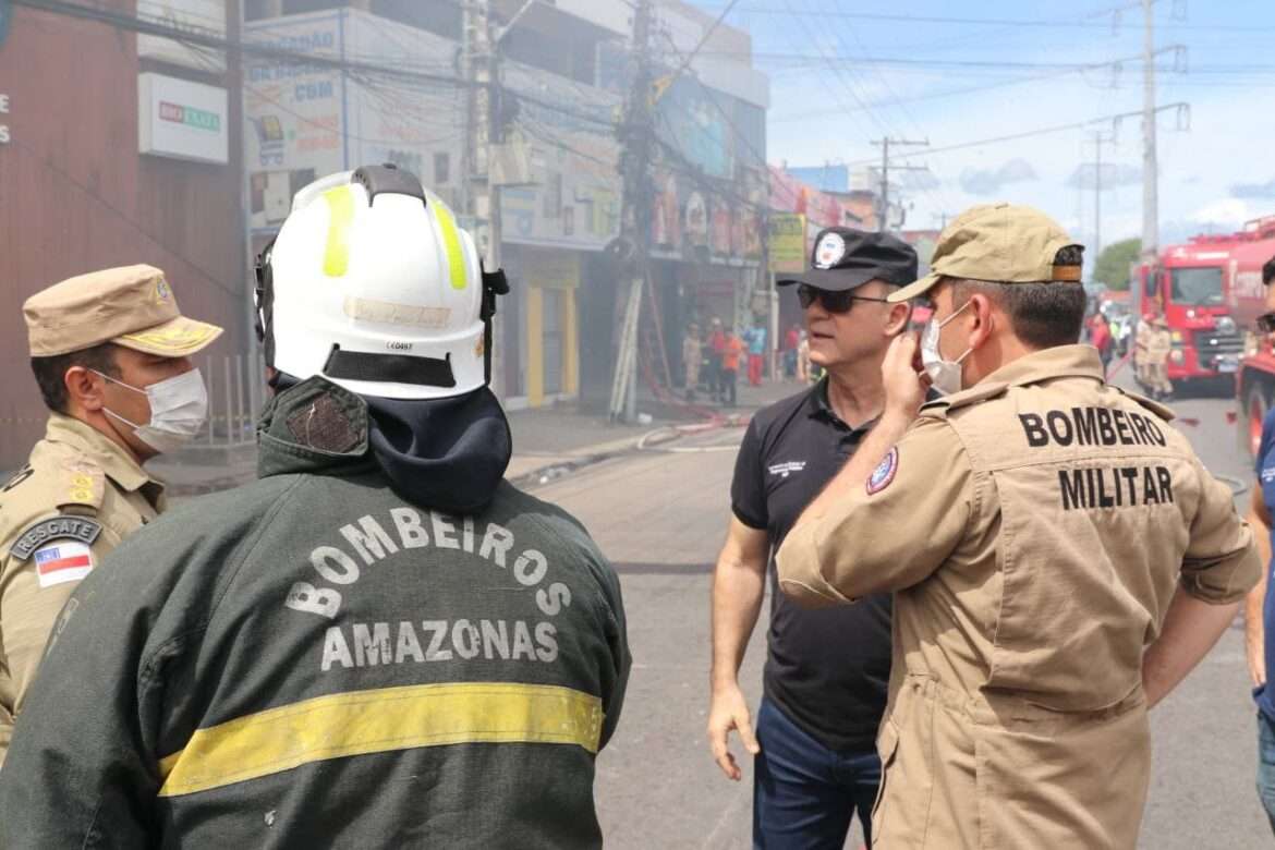 Corpo de Bombeiros controla incêndio em shopping, na zona leste de Manaus