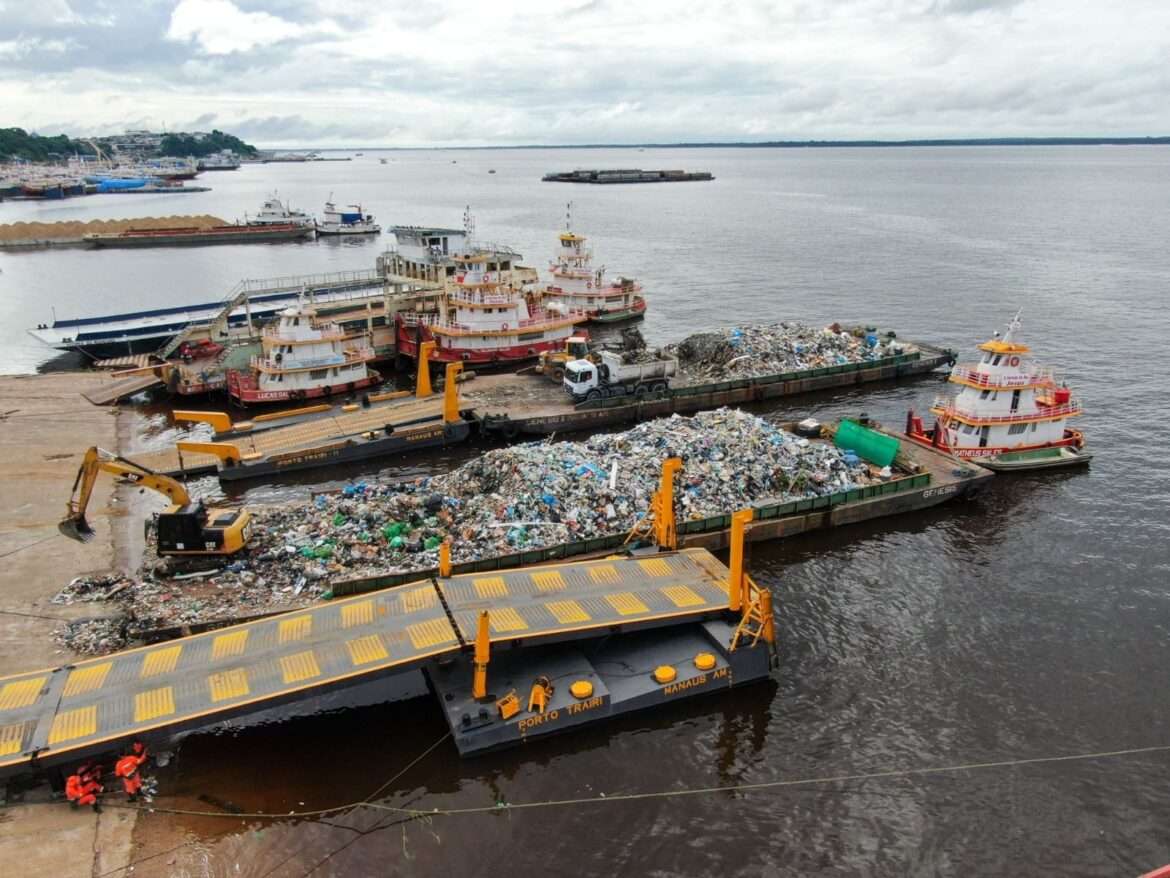 Prefeitura de Manaus realiza transbordo de 500 toneladas de lixo na capital