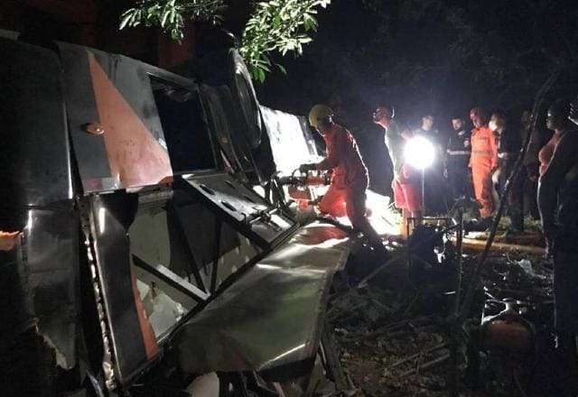 Ônibus com time de futebol cai de ponte e deixa mortos e feridos em Minas Gerais