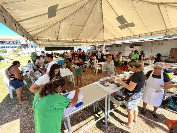 Técnicos da ADS se reúnem com representante indígena para auxiliar escoamento da produção rural, em Barcelos