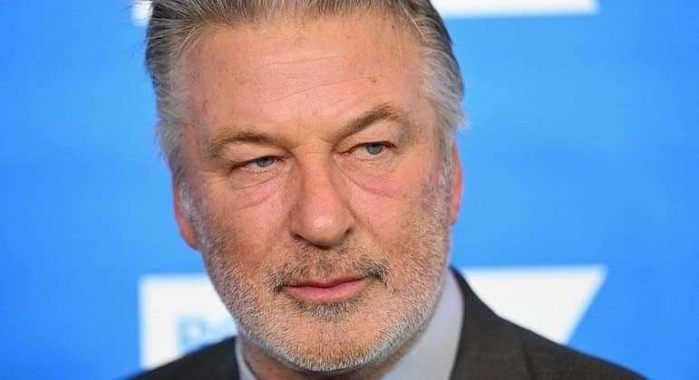 Alec Baldwin será acusado de homicídio culposo por disparar arma que matou diretora 