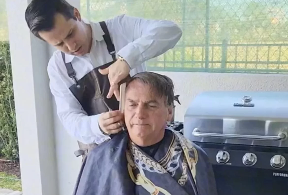 Vídeo: cabeleireiro corta o cabelo de Bolsonaro e brinca: ‘vou deixar igual ao Neymar