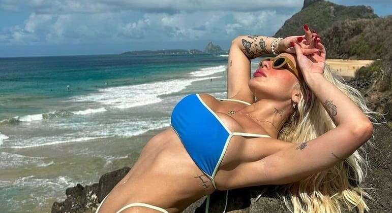 Karoline Lima posa de biquíni em Fernando de Noronha e brinca: 'Ficaram chocados com a explosão?'