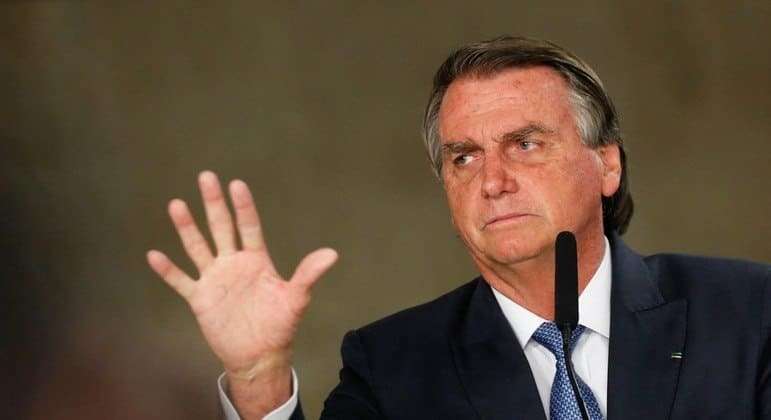 Jair Bolsonaro presta depoimento à PF durante três horas