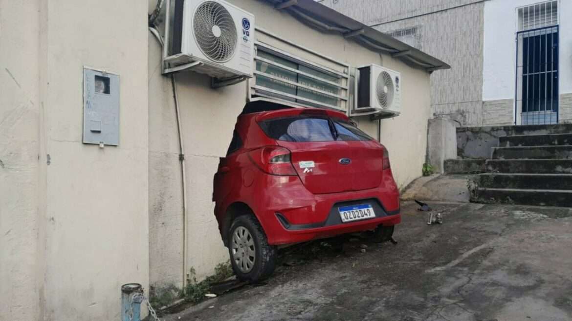 Mulher invade pamonharia após perde controle de carro