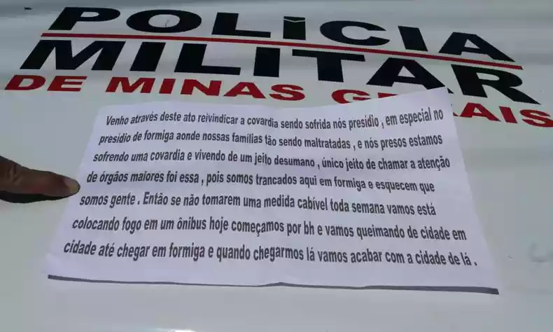 Na carta, os presidiários denunciam maus-tratos a detentos do presídio de Formiga, no Centro-Oeste de Minas, e dizem que o “único jeito de chamar a atenção dos órgãos competentes” é ateando fogo.