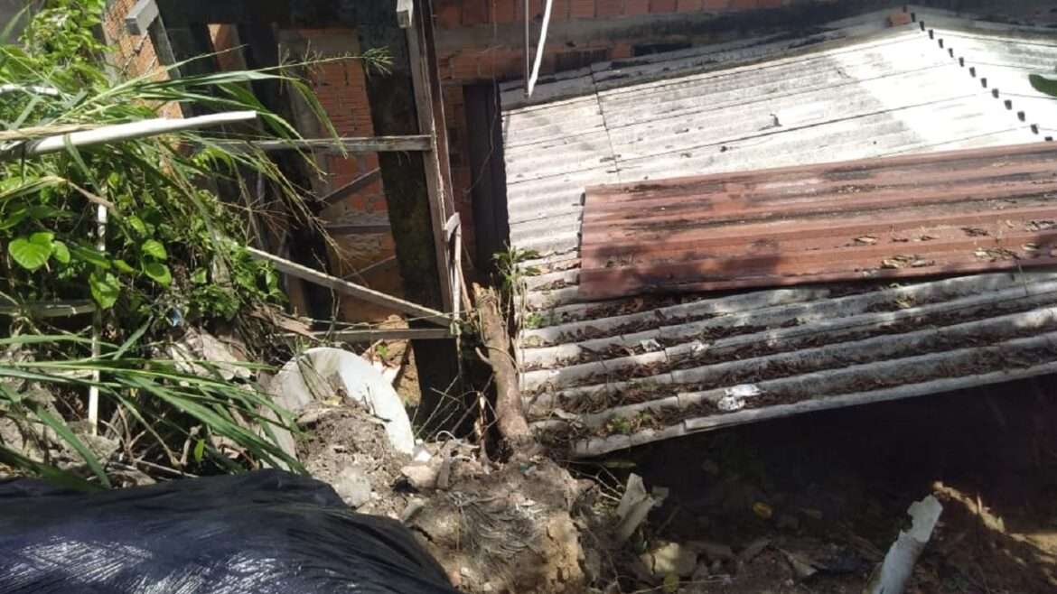 Chuva deixa casa á beira do abismo e família fica em pânico na zona Norte