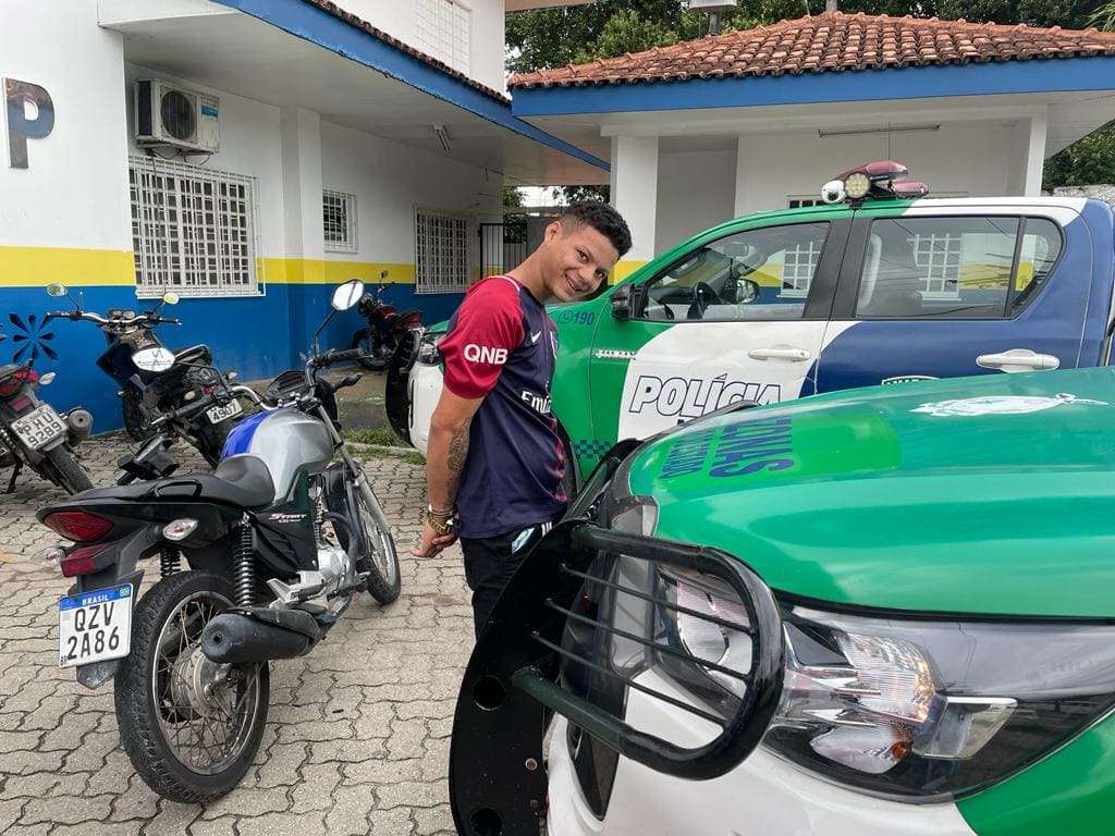 Homem rouba moto é preso e posa sorrindo pra foto da PM