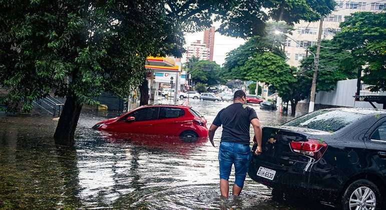 Defesa Civil de SP alerta a população para chuvas intensas a partir desta terça-feira