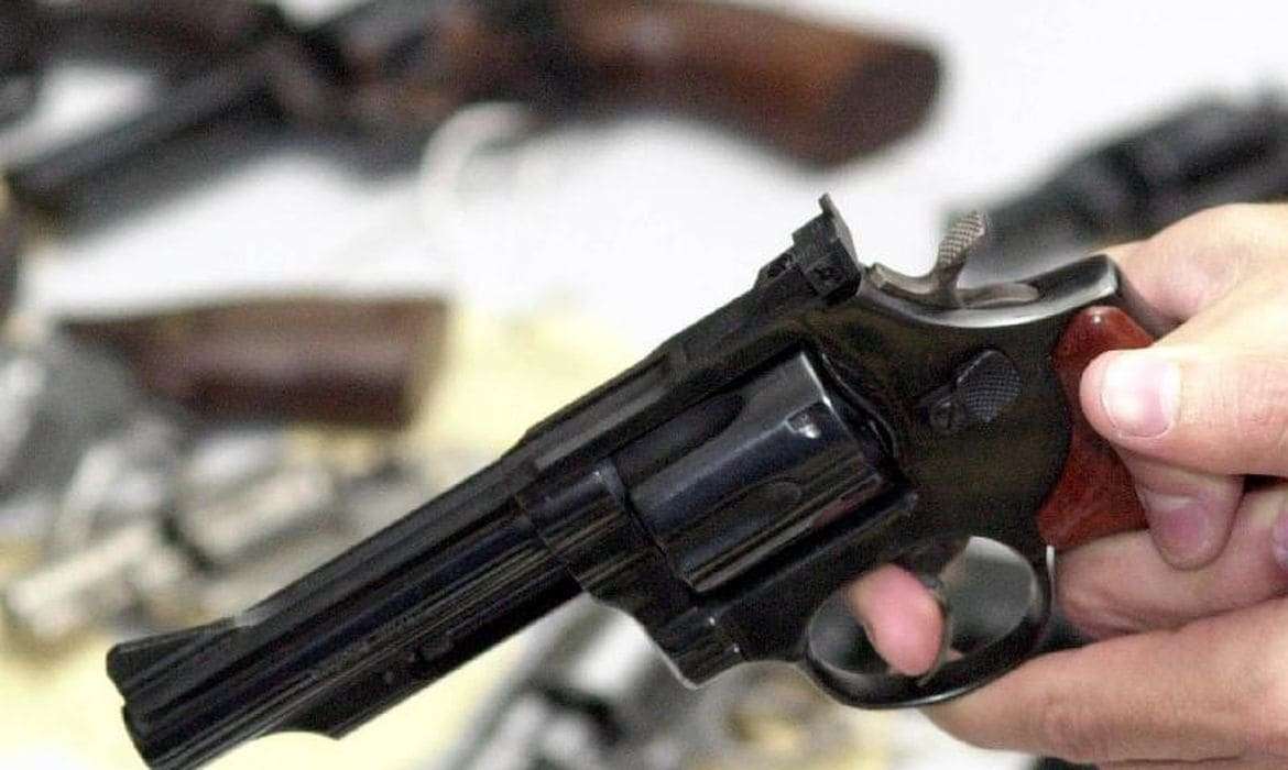 Revogação de decretos que facilitam compra de armas e munições é publicada