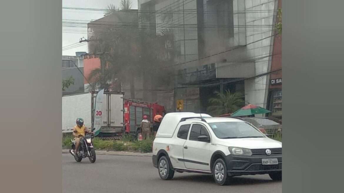 Bombeiro controlam incêndio no shopping cidade Leste mais ainda há risco diz coronel