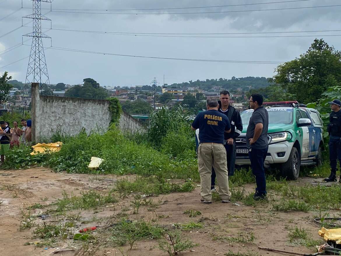 Corpo enrolado em lençol é encontrado em terreno abandonado