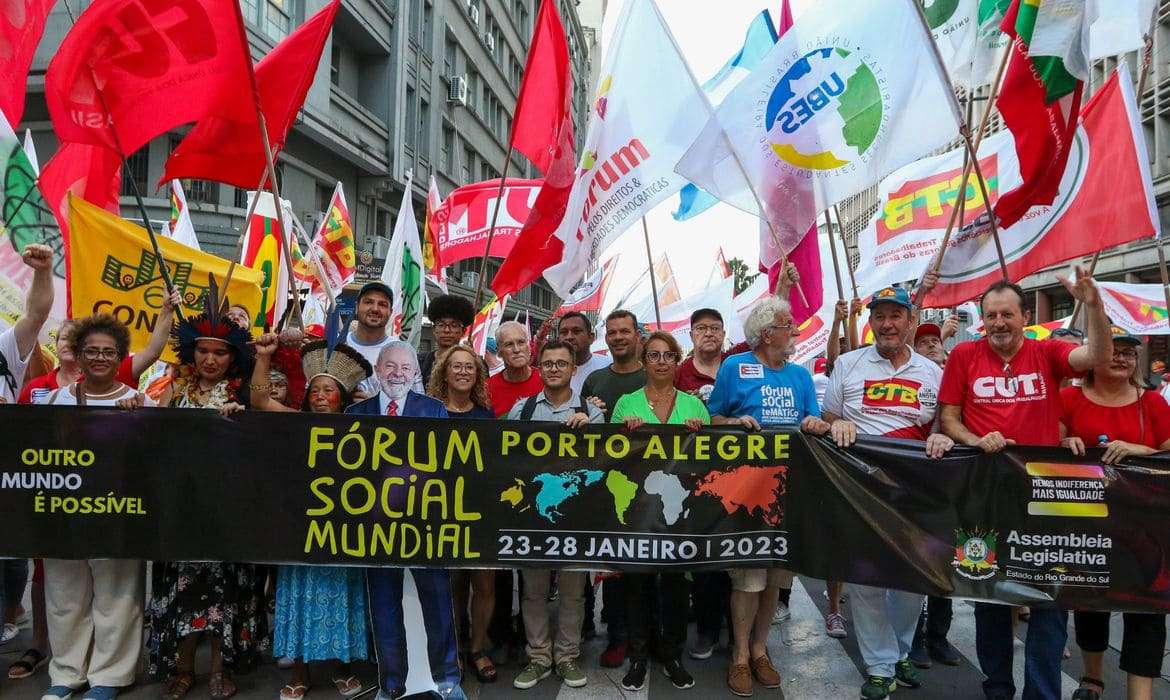 Ativistas se reúnem na Marcha do Fórum Social Mundial em Porto Alegre