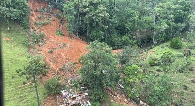 Deslizamentos deixam ao menos três mortos em cidades de Santa Catarina