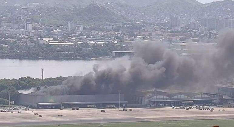 Incêndio de grandes proporções atinge aeroporto do Galeão, no Rio