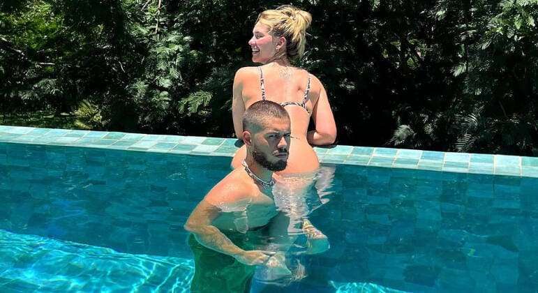 Zé Felipe entra na frente e impede foto sensual de Virginia Fonseca na piscina