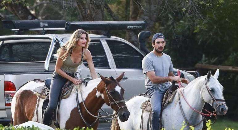 Gisele Bündchen passeia a cavalo com o instrutor de jiu-jítsu Joaquim Valente