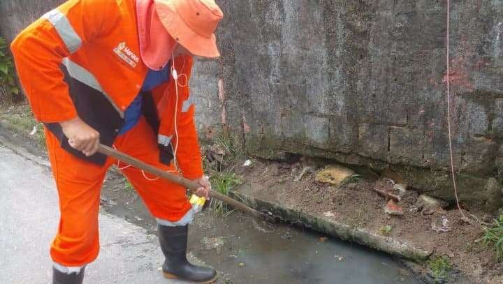 Prefeitura realiza trabalhos de desobstrução de caixa coletora no bairro Colônia Antônio Aleixo