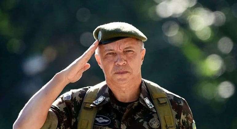 Lula demite general Júlio César de Arruda, comandante do Exército