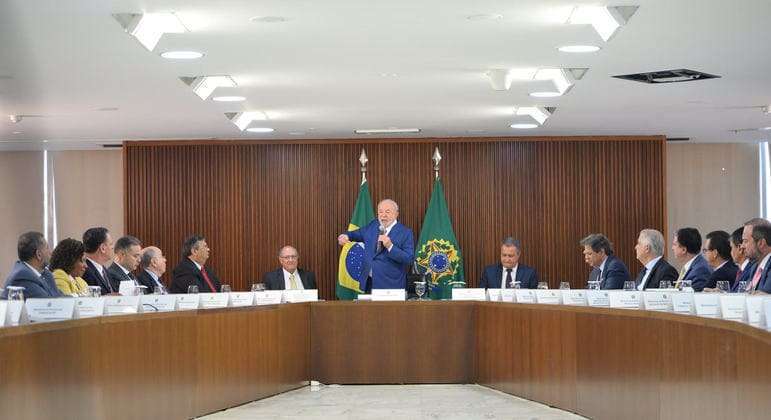 Primeira reunião ministerial de Lula é um tapa na cara do país