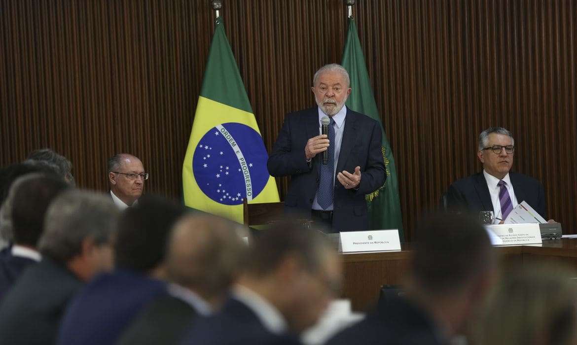 Perdas com ICMS: “Vamos ter que discutir”, diz Lula a governadores