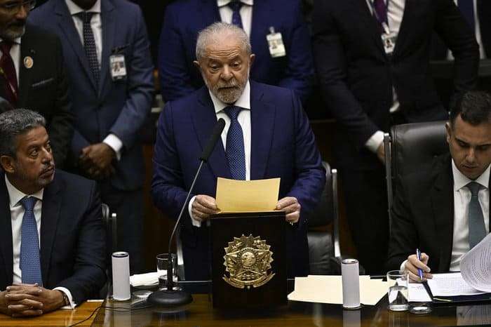 Lula em discurso de posse: 'Assumo o compromisso de reconstruir o país'