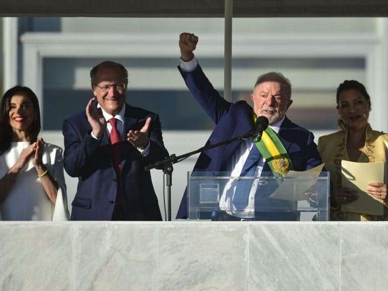 Ao discursar no Parlatório, Lula pede união nacional e defende a redução da desigualdade