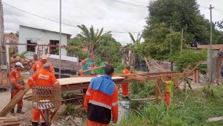 Prefeitura de Manaus constrói pontes de madeira no Jorge Teixeira