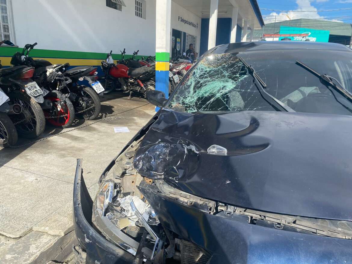 Mulher morre após ser arremessada de moto durante colisão com carro