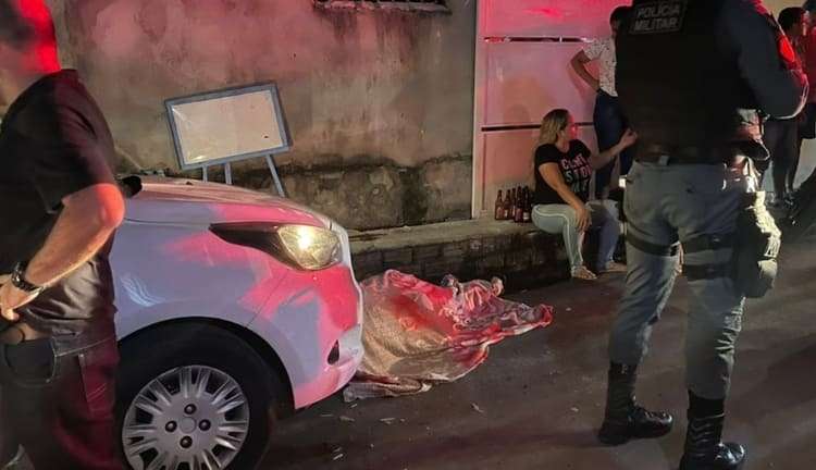 Homem é morto a tiros enquanto bebia com os amigos