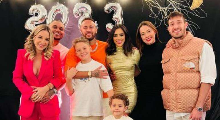 Neymar celebra Ano Novo com Bruna Biancardi filho e a ex Carol Dantas