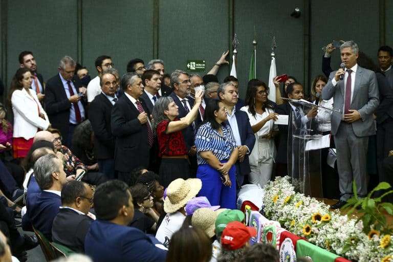 Oito deputados da nova legislatura assumem postos no Executivo federal