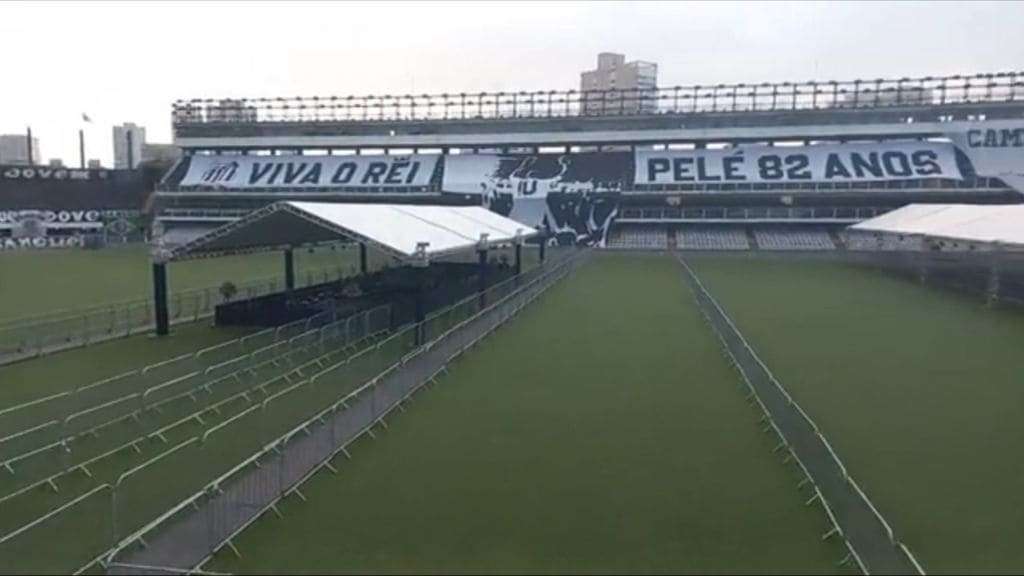 Corpo de Pelé chega no estádio Vila Belmiro para velório