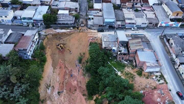 Prefeitura de Manaus trabalha em obra emergencial de contenção de erosão no bairro Francisca Mendes