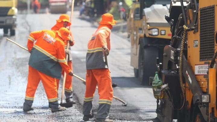 Prefeitura de Manaus trabalha no recapeamento da avenida Atlântica no bairro Raiz