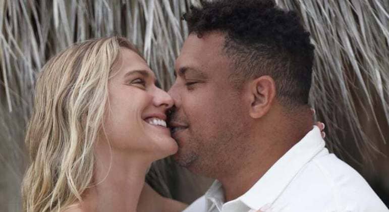 Ronaldo Fenômeno pede a namorada em casamento e está noivo pela quarta vez