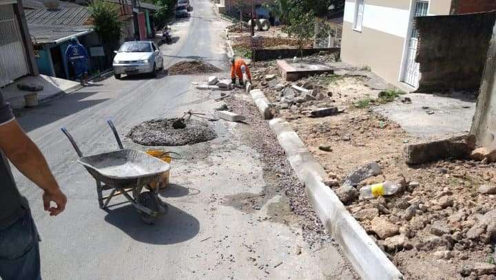 Prefeitura de Manaus trabalha na recuperação de calçada no bairro Colônia Antônio Aleixo